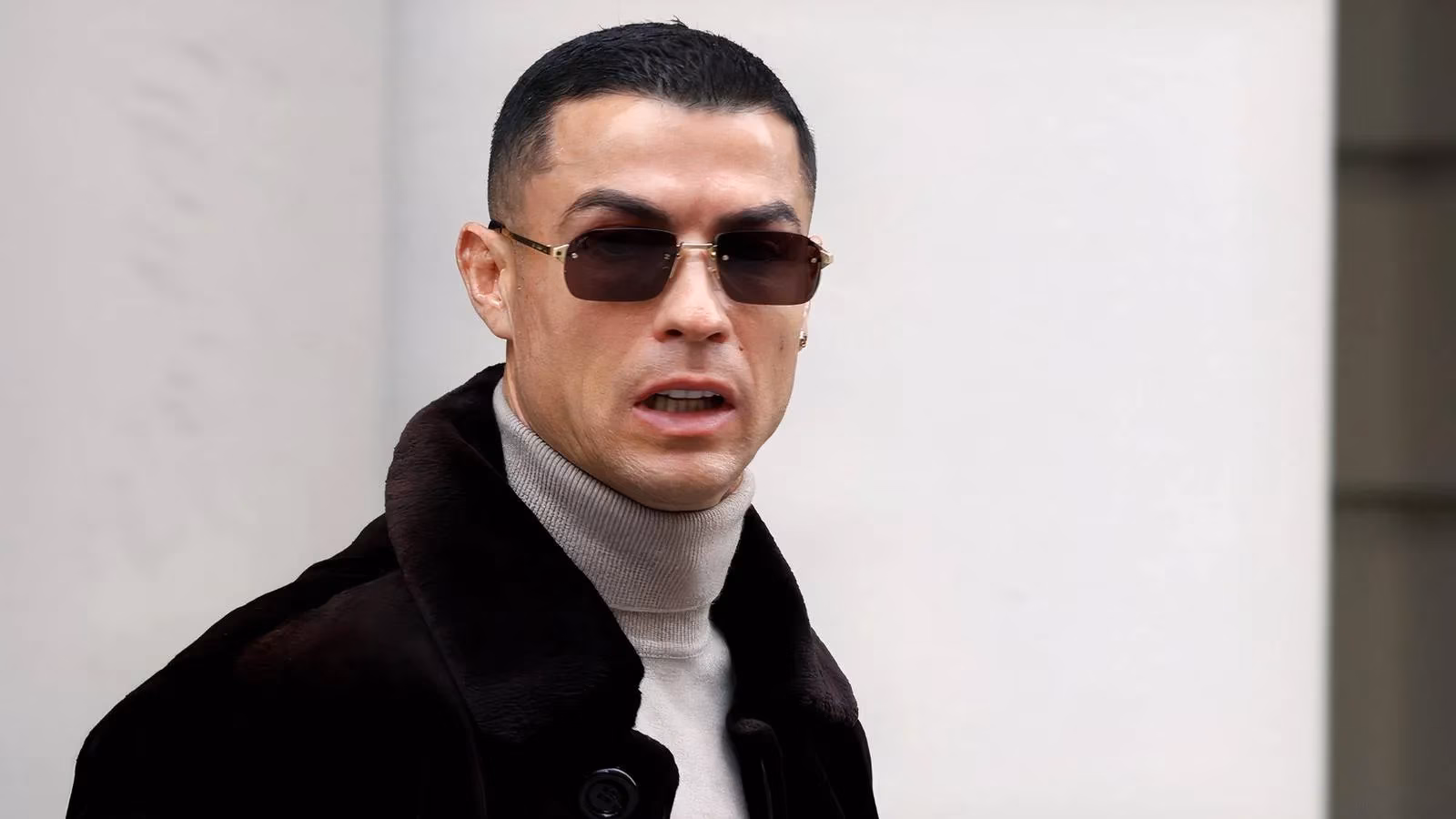 cristiano-ronaldo-receives-exclusive-white-house-golden-key-from-president-trump-image-0